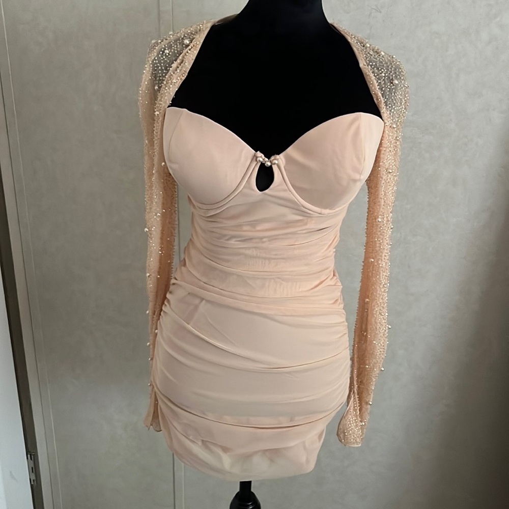 I’m selling a homecoming dress